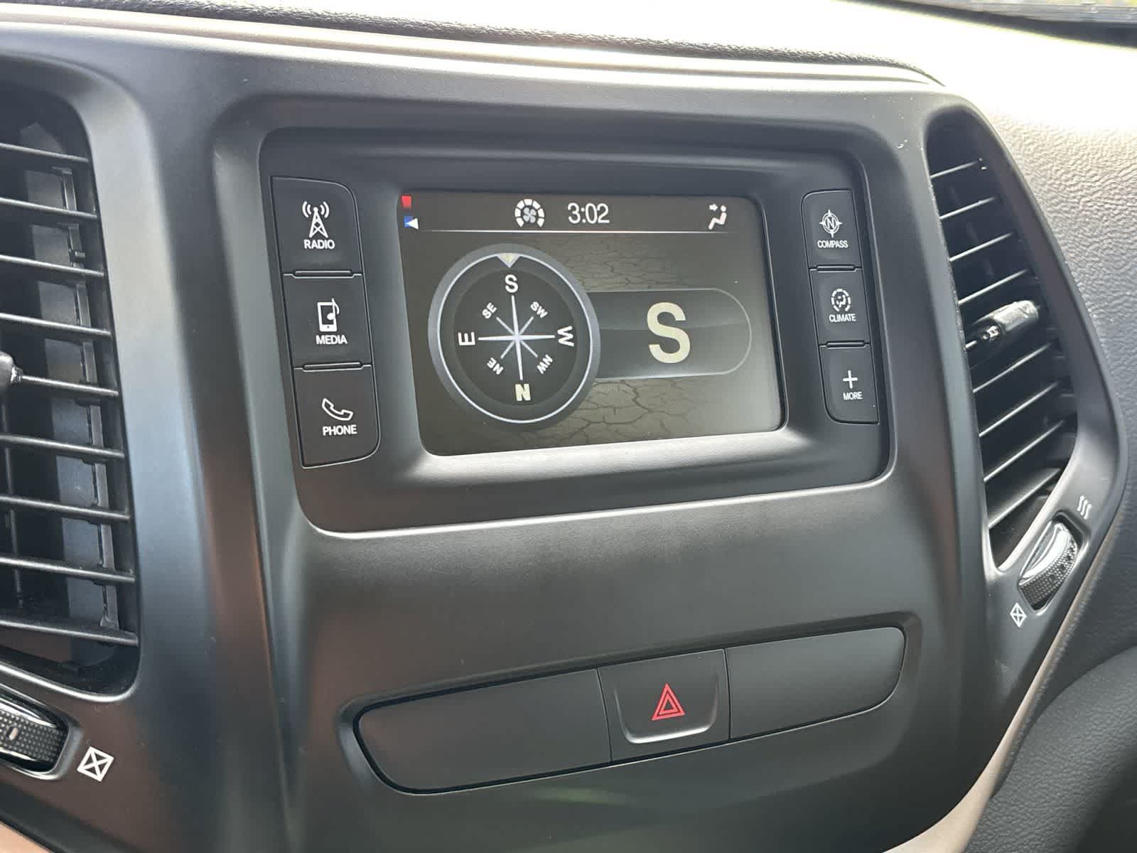 Used 2018 Jeep Cherokee Latitude w/ Altitude Package AWD/4WD image 18