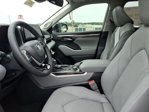 New 2026 Toyota Highlander Limited image 5