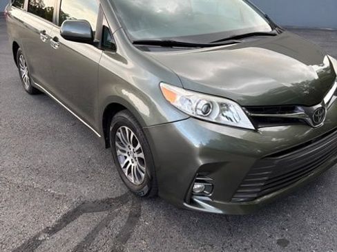 Used 2019 Toyota Sienna XLE w/ XLE Navigation Package FWD image 7