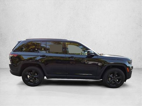 Used 2023 Jeep Grand Cherokee Altitude AWD/4WD image 4