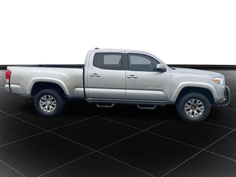 Used 2017 Toyota Tacoma SR5 w/ Tow Package RWD image 6