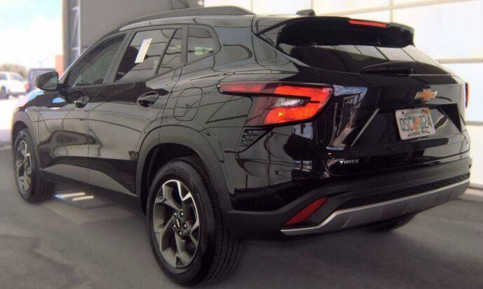 Used 2024 Chevrolet Trax LT FWD image 2