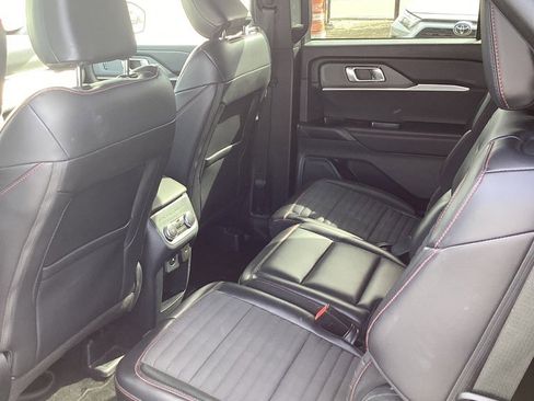 Used 2025 Ford Explorer ST-Line w/ ST-Line Street Pack image 9