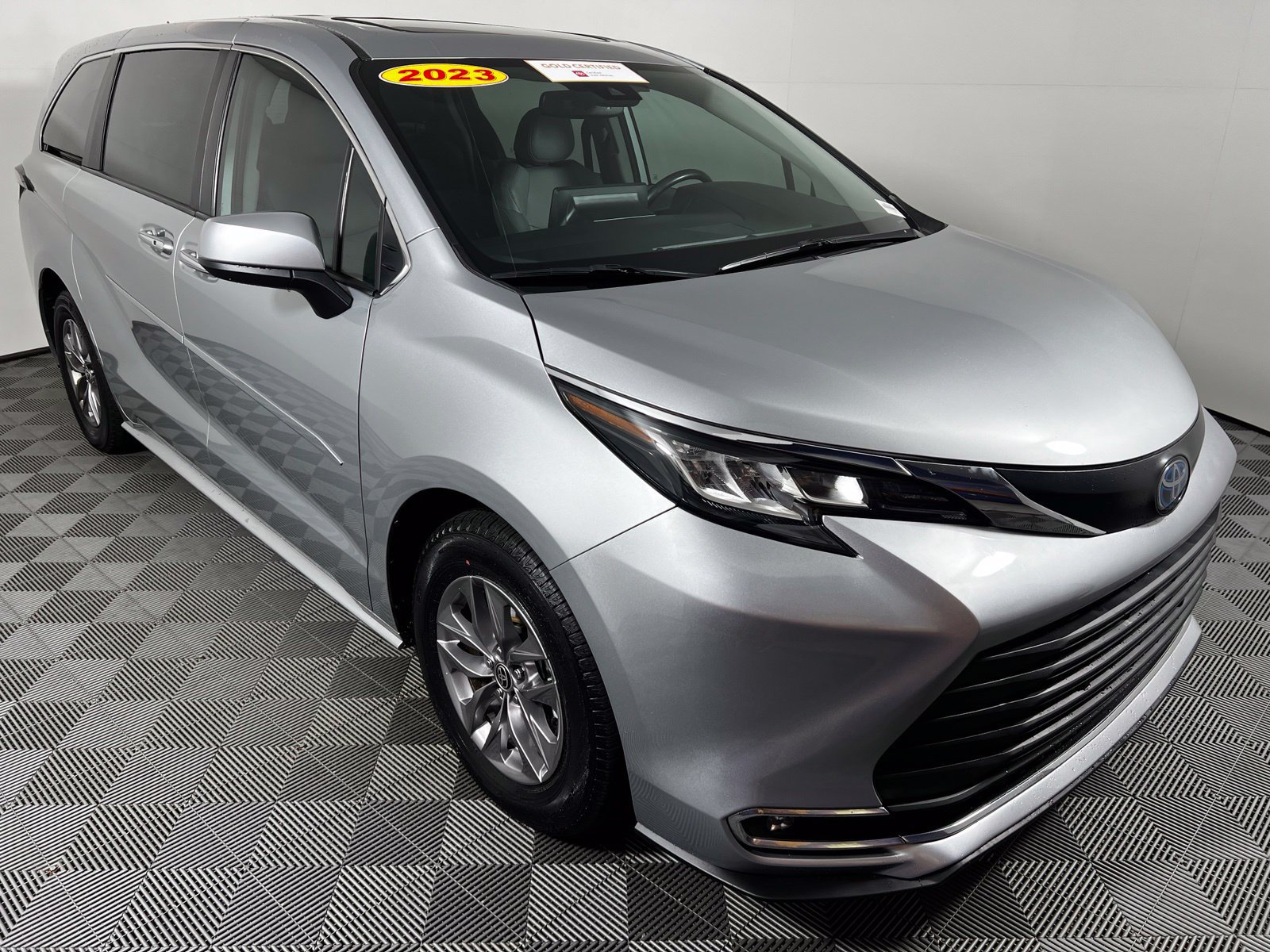 Certified 2023 Toyota Sienna XLE FWD image 3