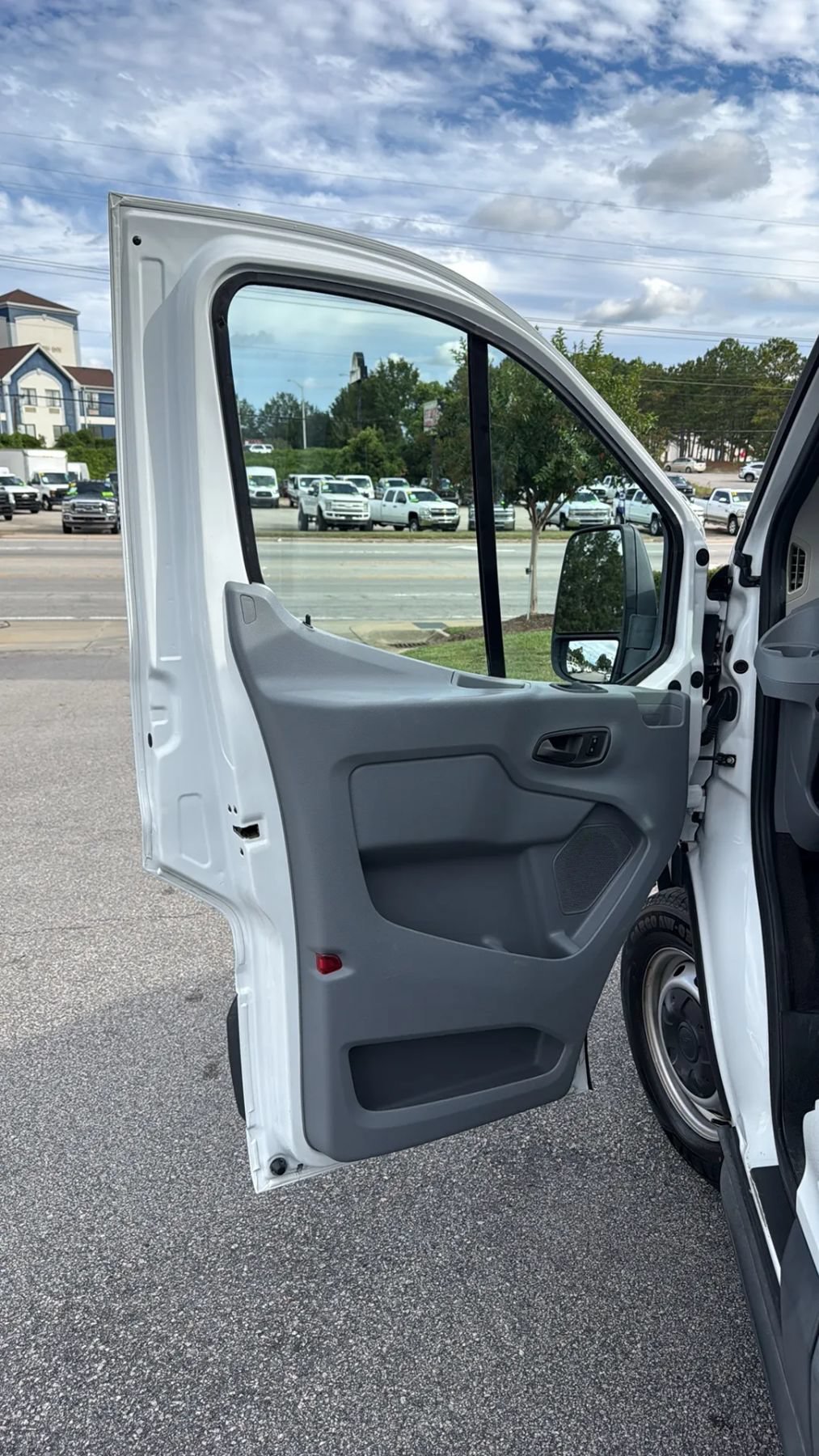 Used 2017 Ford Transit 150 XL RWD image 10