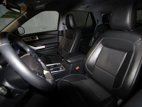 Used 2022 Ford Explorer Limited w/ Equipment Group 301A image 4