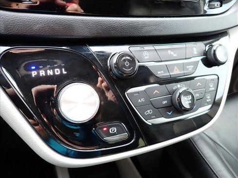 Used 2019 Chrysler Pacifica Touring-L image 18