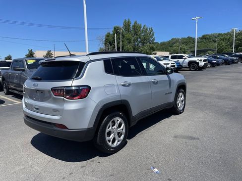 Used 2024 Jeep Compass Latitude AWD/4WD image 7