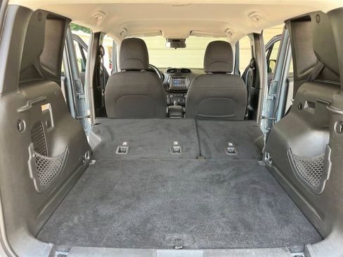 Used 2018 Jeep Renegade Latitude w/ Cold Weather Group image 26