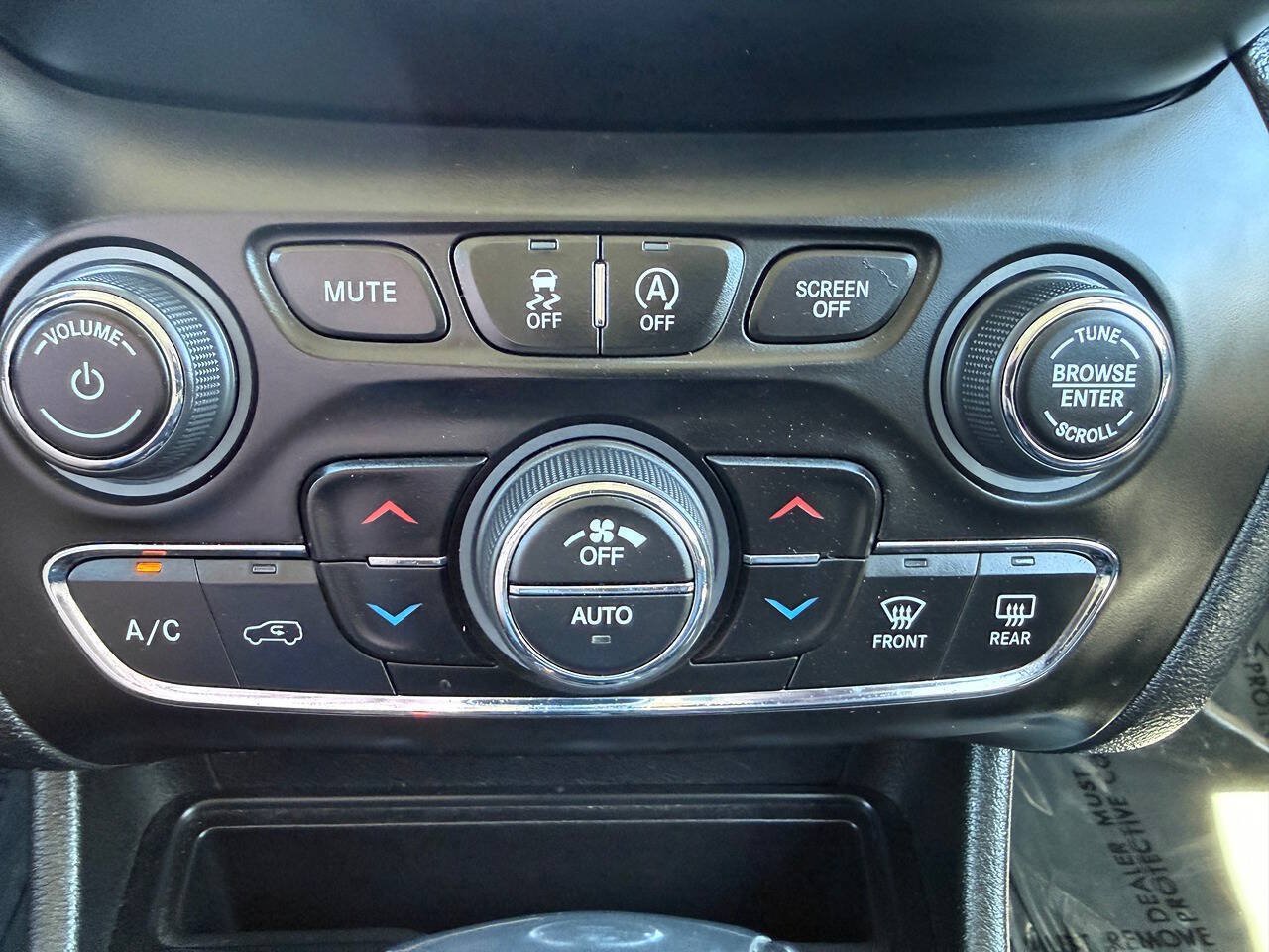 Used 2021 Jeep Cherokee Trailhawk w/ Technology Group AWD/4WD image 39