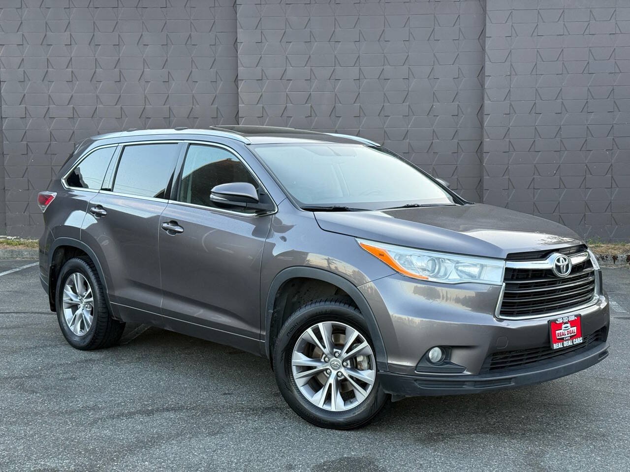 Used 2014 Toyota Highlander XLE AWD/4WD image 3