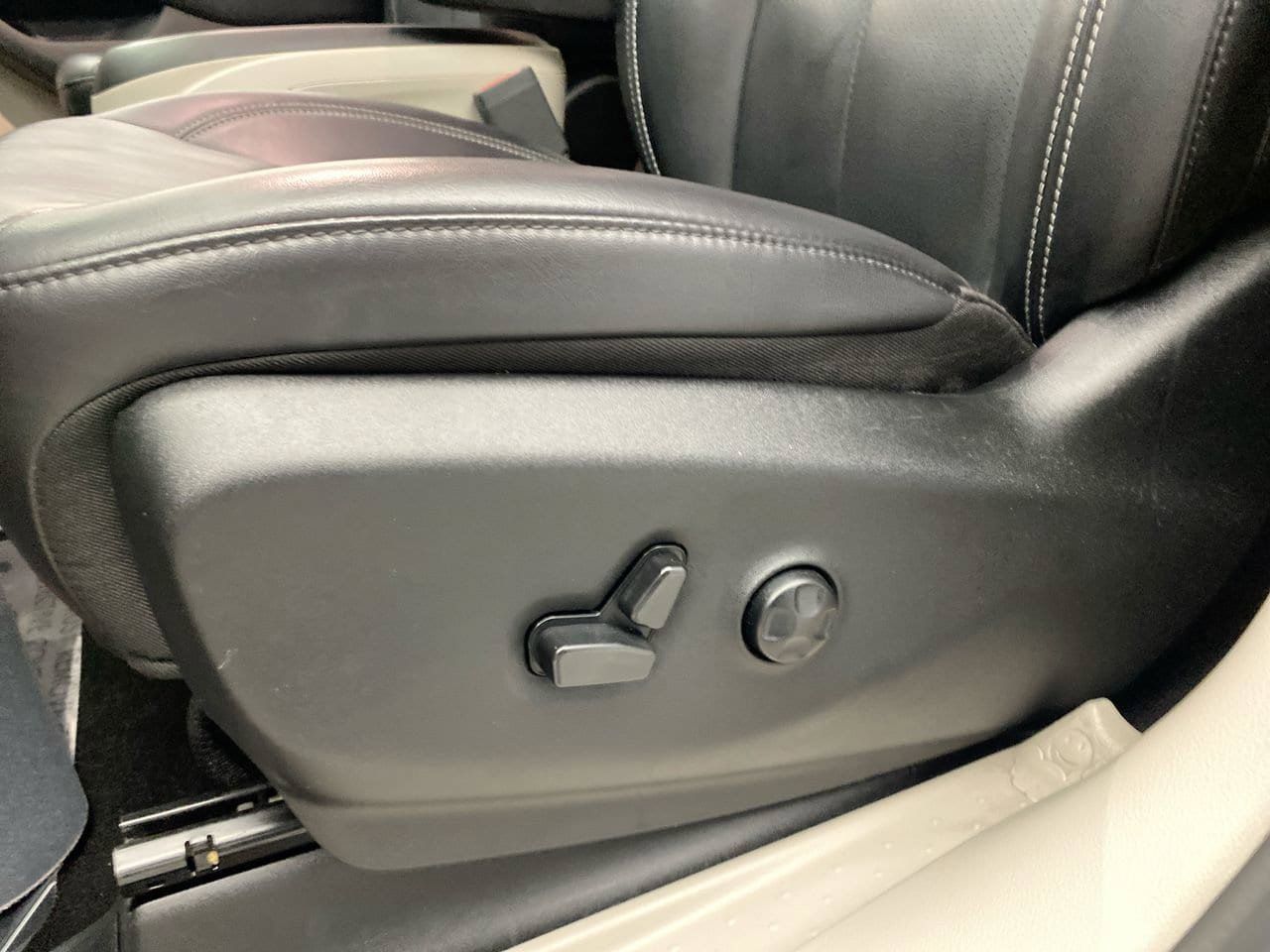 Used 2023 Chrysler Pacifica Touring-L FWD image 13