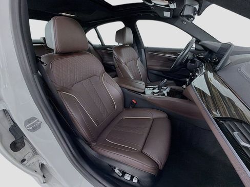 Used 2021 BMW M550i xDrive w/ Dynamic Handling Package image 31