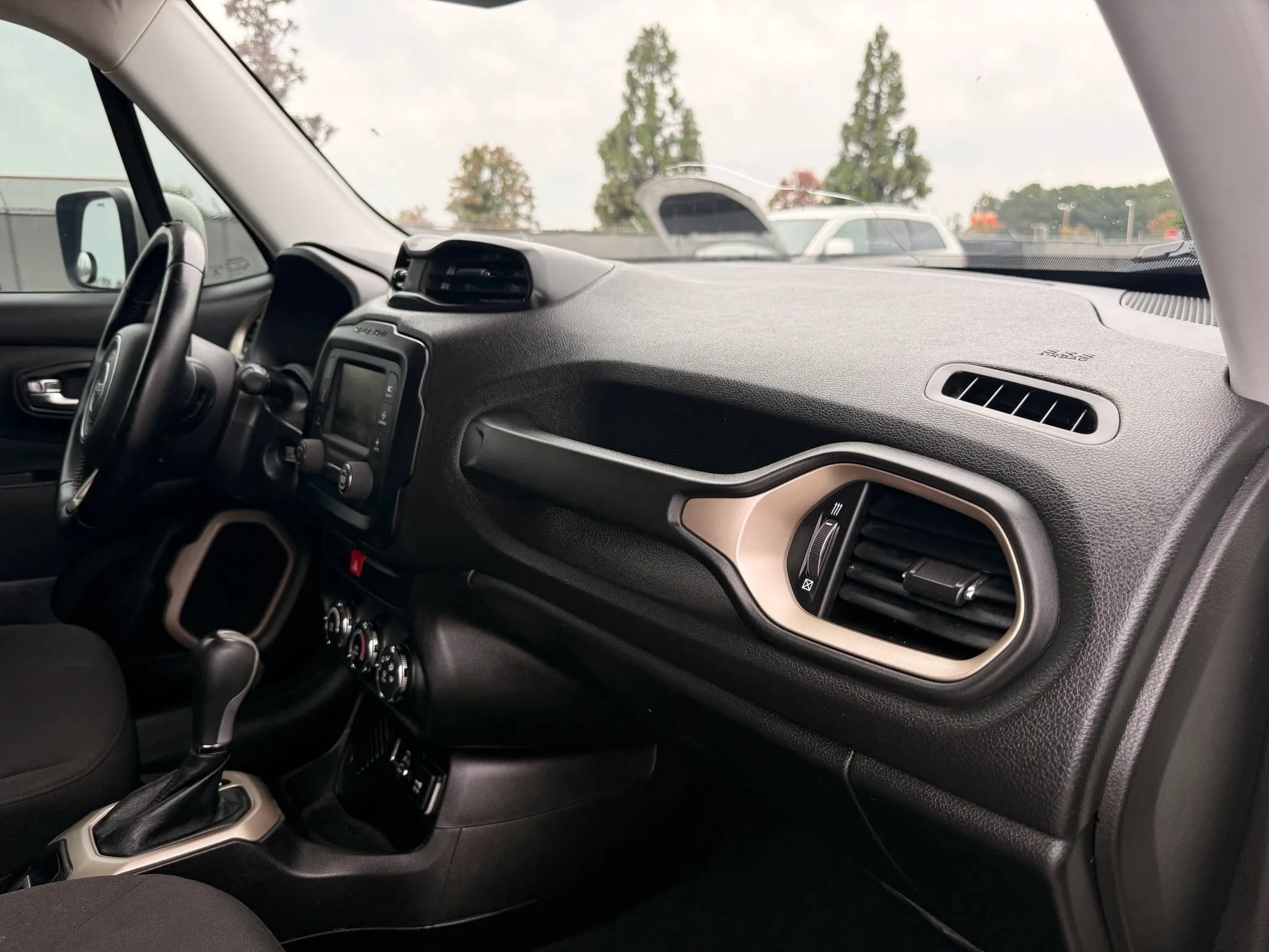 Used 2017 Jeep Renegade Latitude FWD image 19