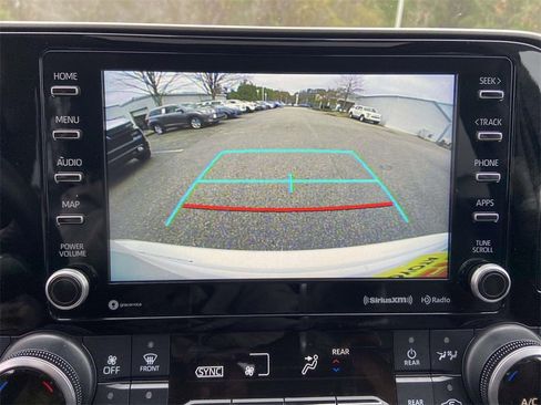 Used 2021 Toyota Highlander XLE image 24