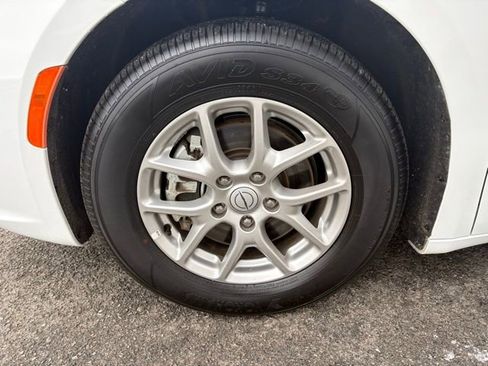 Used 2023 Chrysler Pacifica Touring-L image 13