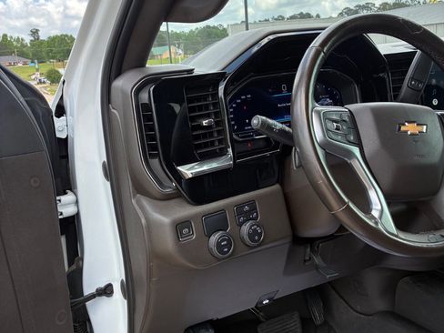 Used 2022 Chevrolet Silverado 1500 LT w/ Leather Package RWD image 10