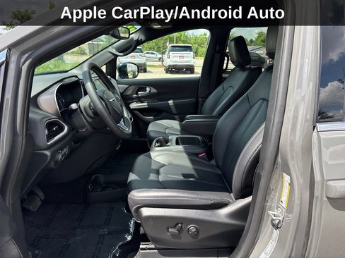 Used 2025 Chrysler Pacifica Select FWD image 12