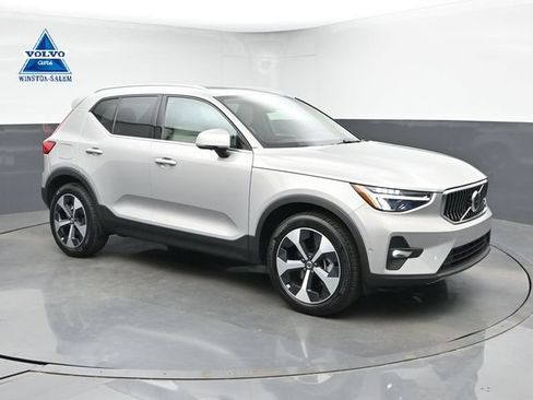 Used 2025 Volvo XC40 B5 Plus AWD/4WD image 1