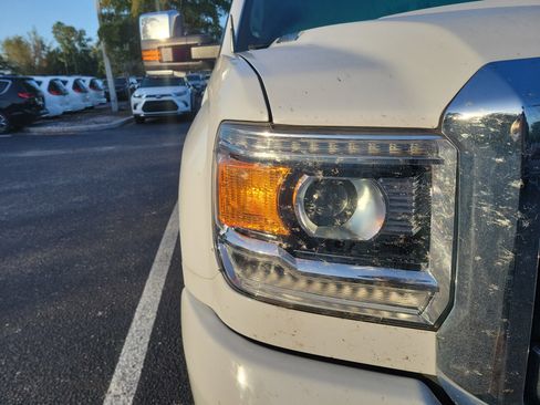Used 2019 GMC Sierra 2500 Denali w/ Duramax Plus Package AWD/4WD image 7