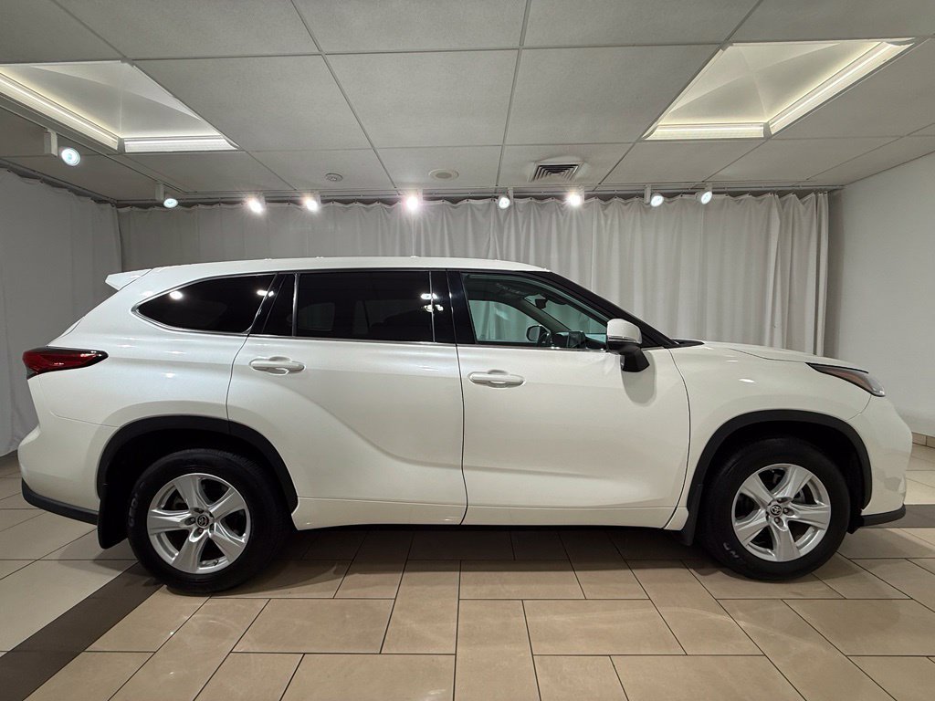 Used 2021 Toyota Highlander LE AWD/4WD image 6