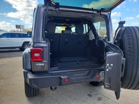 Used 2025 Jeep Wrangler Unlimited Sahara w/ Safety Group AWD/4WD image 19