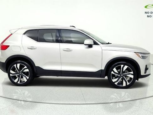 Used 2025 Volvo XC40 B5 Plus AWD/4WD image 10