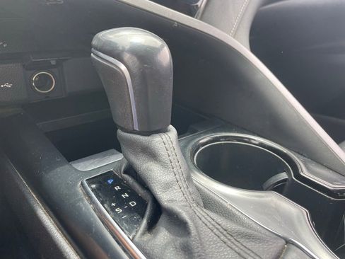 Used 2020 Toyota Camry SE w/ Convenience Package FWD image 8