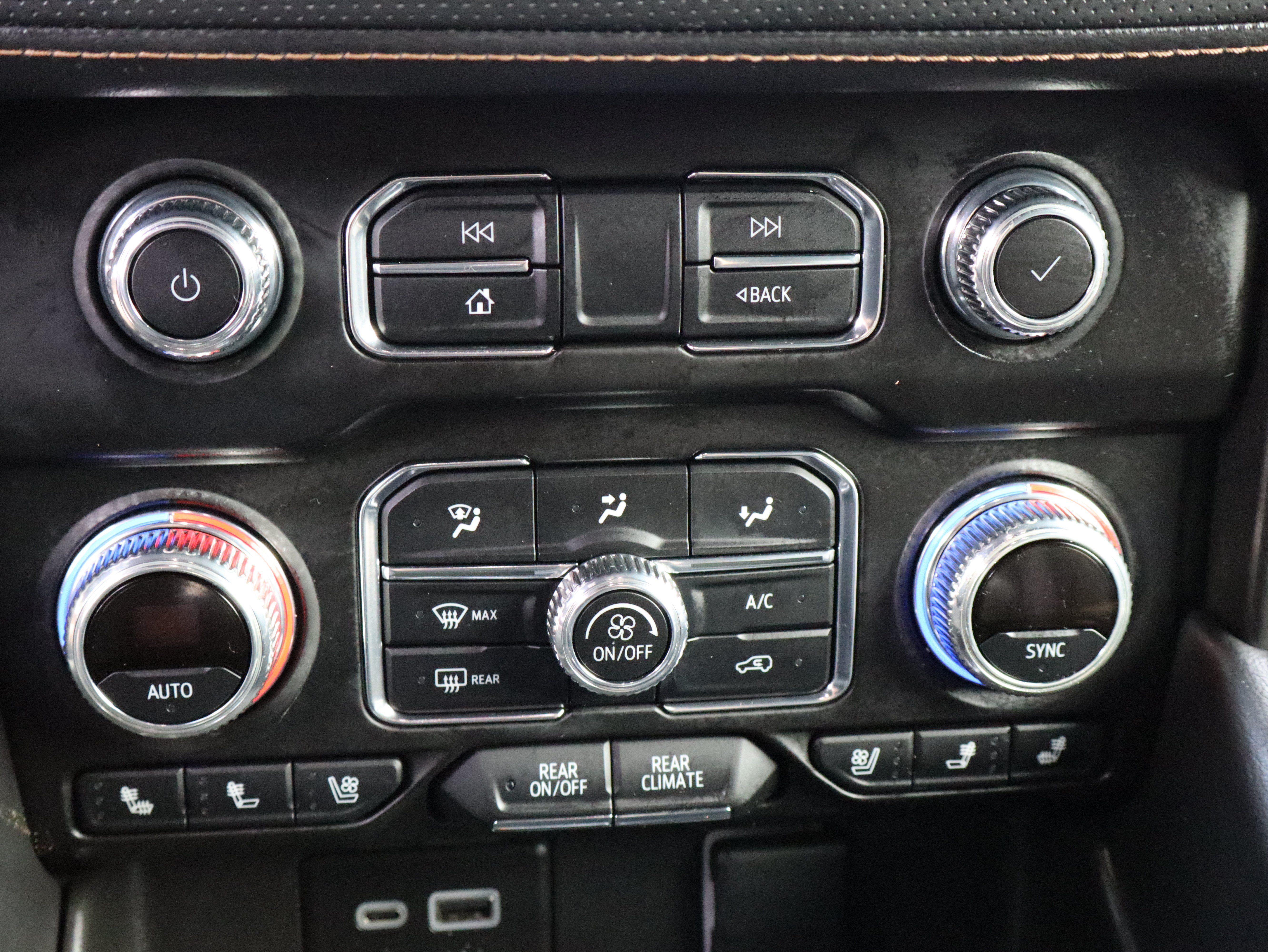 Used 2024 GMC Yukon AT4 w/ Technology Package AWD/4WD image 38
