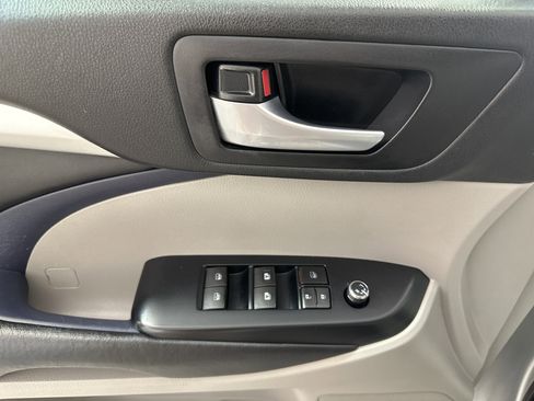 Used 2017 Toyota Highlander AWD V6 image 11