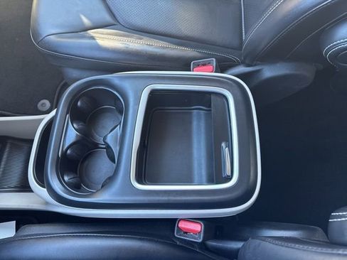 Used 2024 Chrysler Pacifica Select image 28