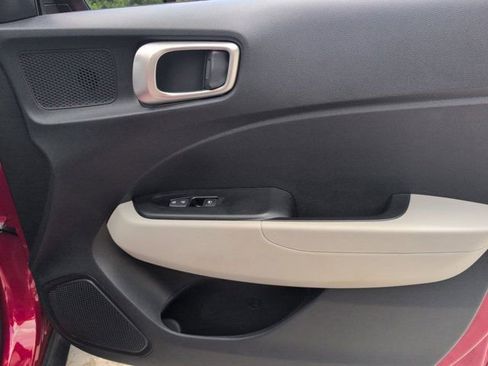 Used 2025 Hyundai Venue SEL FWD image 32