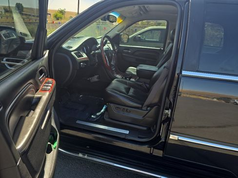 Used 2011 Cadillac Escalade Luxury AWD/4WD image 10