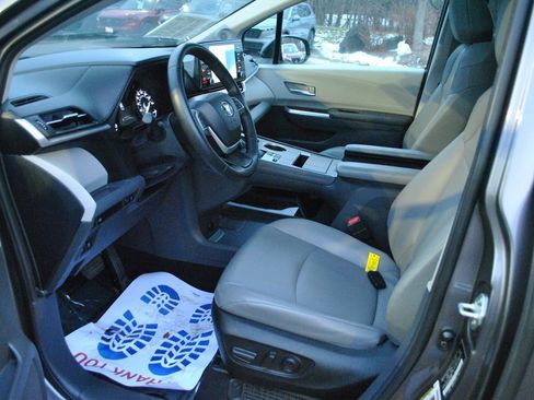 Certified 2022 Toyota Sienna XLE image 14