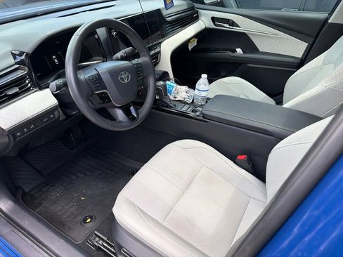 Used 2025 Toyota Camry XLE FWD image 8
