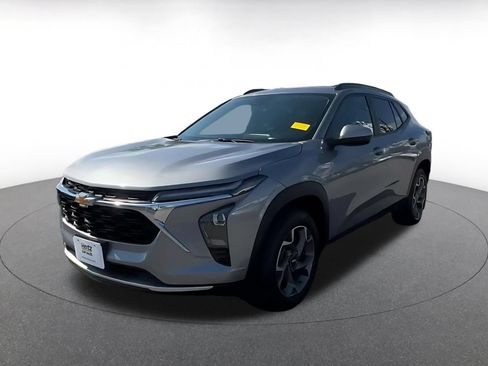 Used 2025 Chevrolet Trax LT FWD image 7