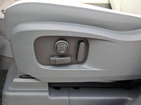 New 2026 Land Rover Defender 110 X-Dynamic SE image 4