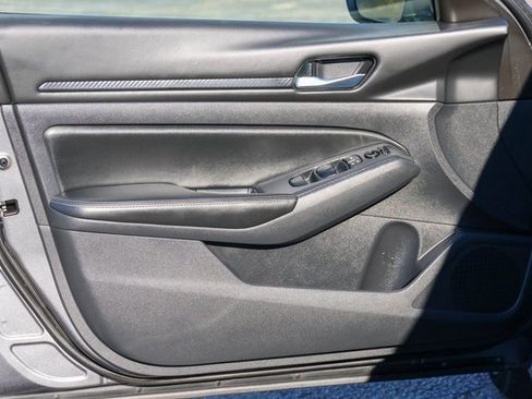 Used 2024 Nissan Altima 2.5 SV image 9