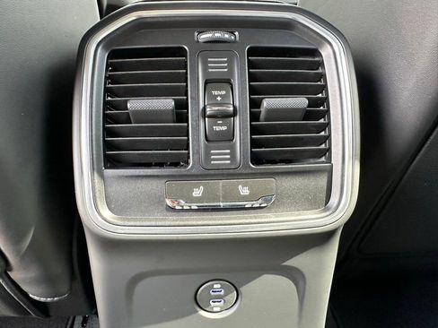 Certified 2025 Porsche Macan AWD/4WD image 34