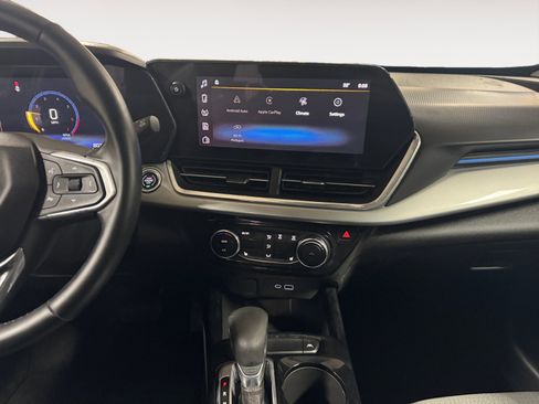 Used 2025 Chevrolet Trax LT w/ LT Convenience Package image 11