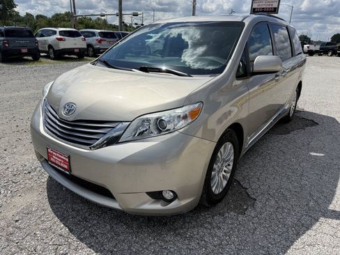 Used 2017 Toyota Sienna XLE w/ XLE Navigation Package FWD image 7
