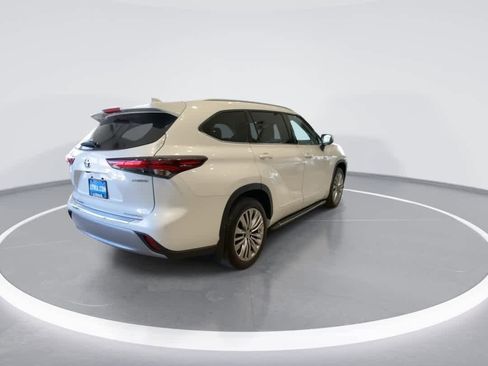 Used 2024 Toyota Highlander Platinum image 8