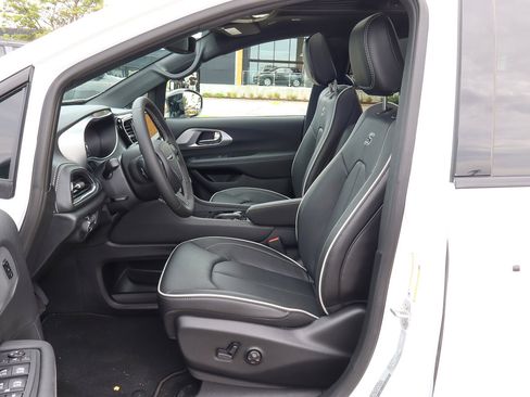 New 2026 Chrysler Pacifica Limited w/ S Appearance Package image 14