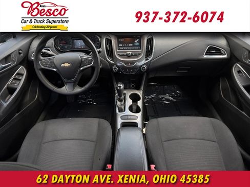 Used 2017 Chevrolet Cruze LT w/ Convenience Package FWD image 8