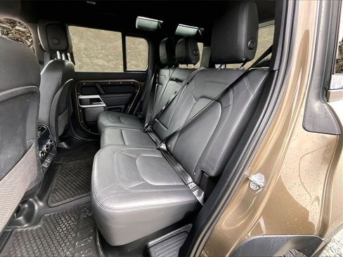 Used 2024 Land Rover Defender 110 SE image 23