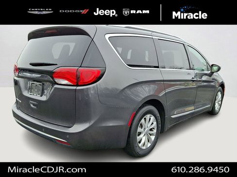 Used 2018 Chrysler Pacifica Touring-L image 6