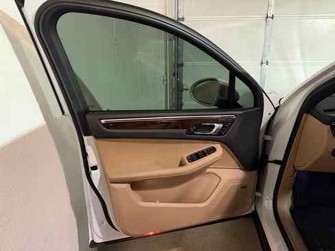 Used 2019 Porsche Macan AWD/4WD image 9