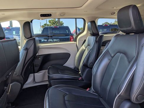 Used 2023 Chrysler Pacifica Limited image 15