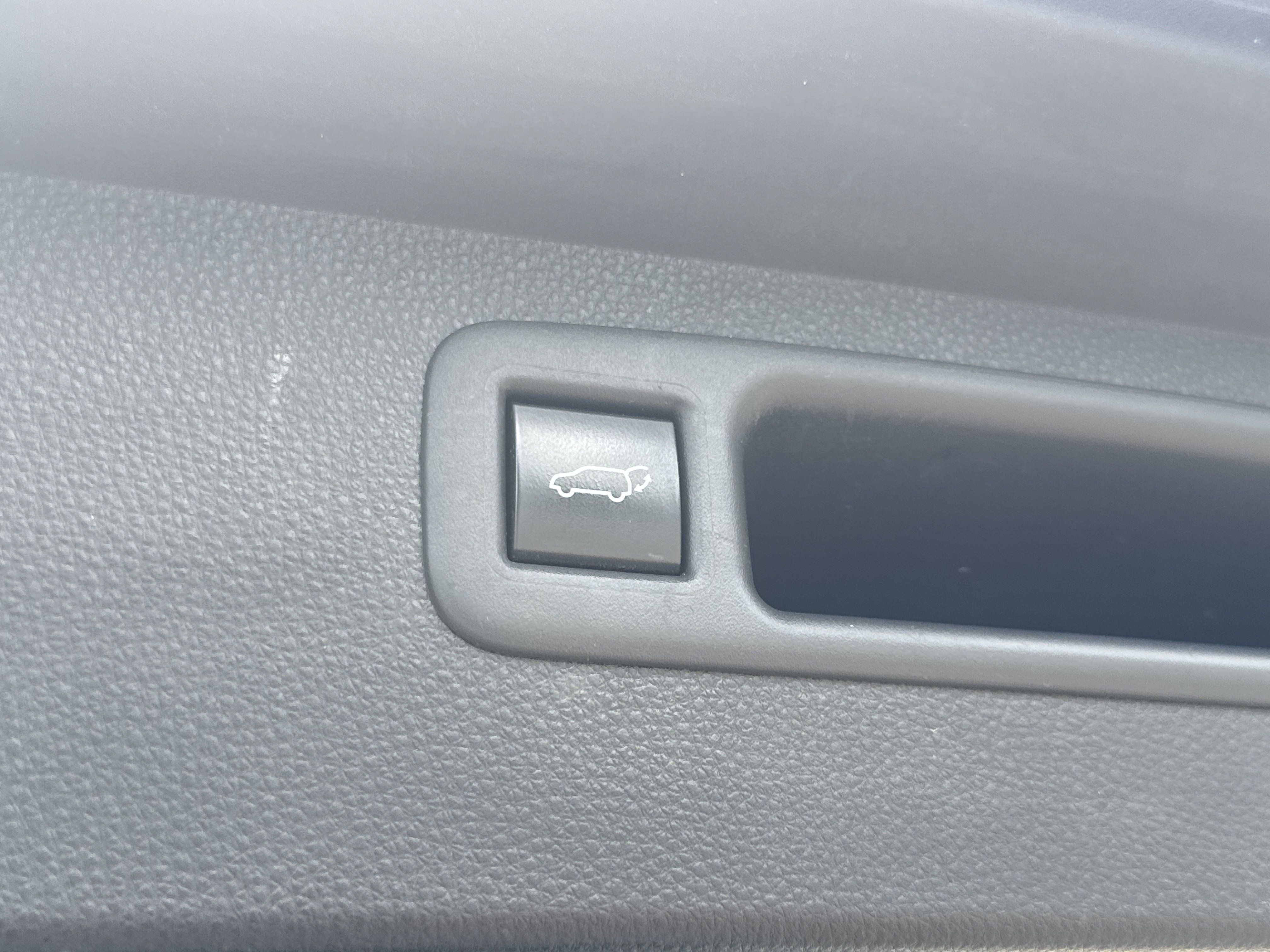 Used 2020 Toyota Highlander LE FWD image 19