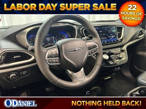 Used 2025 Chrysler Pacifica Select FWD image 3